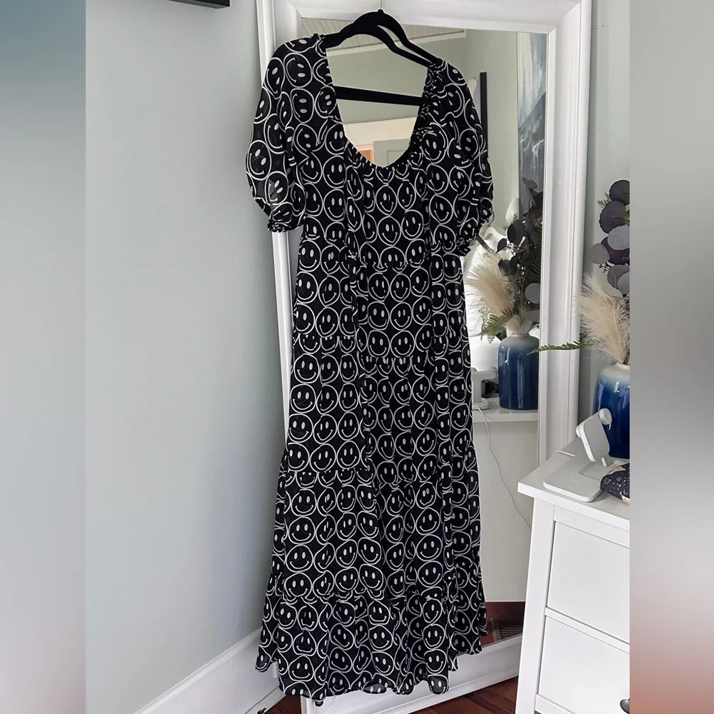 Chic Black and White Smiley Dress - Picture 4 of 8